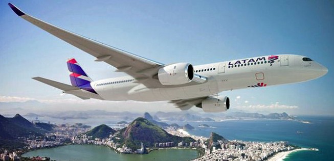 Flieger von Latam: Das neue Nordost-Drehkreuz wird auf unbestimmte Zeit verschoben.