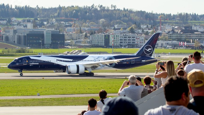 Am größten Schweizer Flughafen wurde der Dreamliner von vielen Flugzeugfans erwartet ...