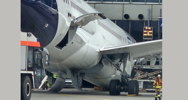 Die D-ABPQ liegt auf der Nase: Die Boeing 787-9 sollte nach Los Angeles fliegen.
