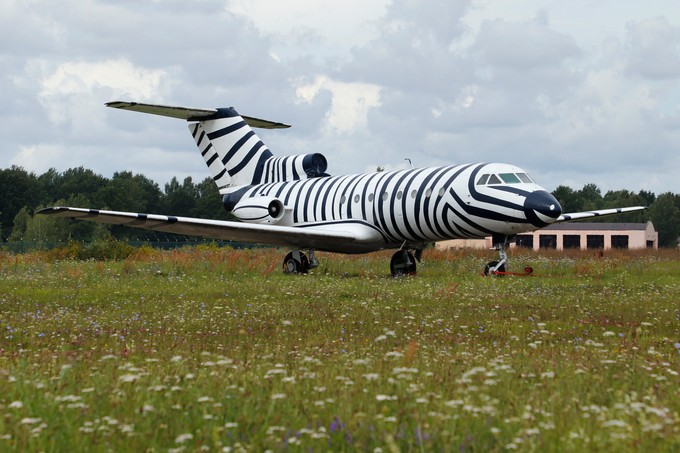 Diese Yakovlev Yak-40 trägt bereits eine Sky-Zoo-Lackierung.