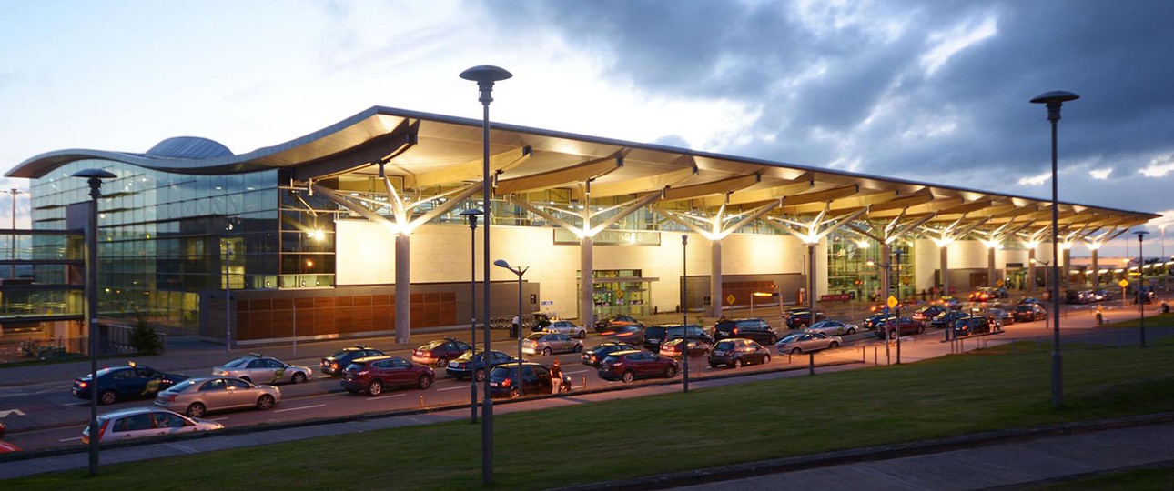 In der Kategorie «Unter 5 Millionen Passagiere» heißt der Sieger Cork Airport. Die Jury lobt den irischen Flughafen für die gute Unterstützung von Passagieren mit Behinderung und für Sicherheitsmaßnahmen wie etwa eine Drohnen-Aufklärungskampagne. Auch Investitionen in Gastronomie mit lokalen Produkten, der Ausbau des Streckennetzes und die hohe Pünktlichkeit trugen zum Sieg bei.