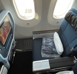 Der Sitz in der Premium Economy von KLM: Viel Platz und viel Komfort.