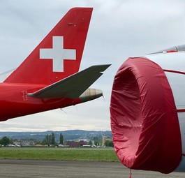 Geparkte Flieger von Helvetic Airways in Dübendorf: Die vier Maschinen bleiben vorerst dort.