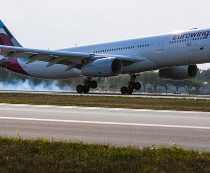 Airbus A330 von Eurowings in Düsseldorf: Ab dem Winterflugplan 2019/2020 heben solche Jets in DUS nur noch unter der Regie von Brussels Airlines ab.