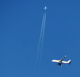 Flugzeug von Vueling (unten groß) und von Tuifly.