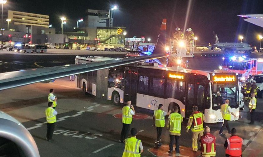 Der Bus fuhr unter der Tragfläche hindurch ...