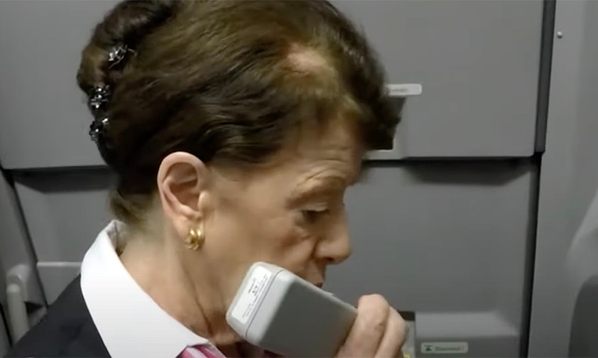 Sie ist 86 und arbeitet noch immer als Flugbegleiterin