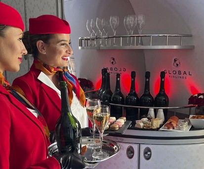 Flugbegleiterinnen von Global Airlines: Bald geht es los.