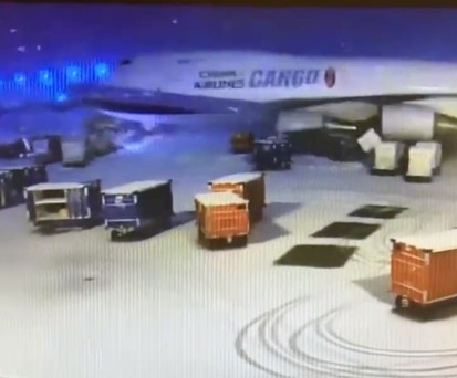Jumbo vs. Gepäckcontainer: Beide nahmen Schaden.