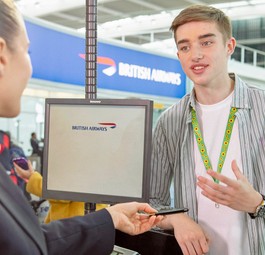 Kunde mit dem Sonnenblumen-Anhänger: Er braucht spezielle Unterstützung.