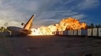 Der Moment des Unfalls: Die McDonnel Douglas MD-11 geht in einem Feuerball auf.