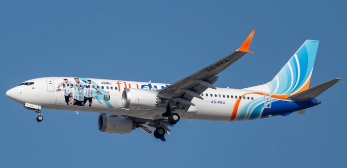 ... reiste die argentinische Mannschaft vor Ort auch mit einer speziell gestalteten Boeing 737 Max 8 (A6-FKA) des temporären Airline-Partners Flydubai - am 17. November von Abu Dhabi nach Doha.