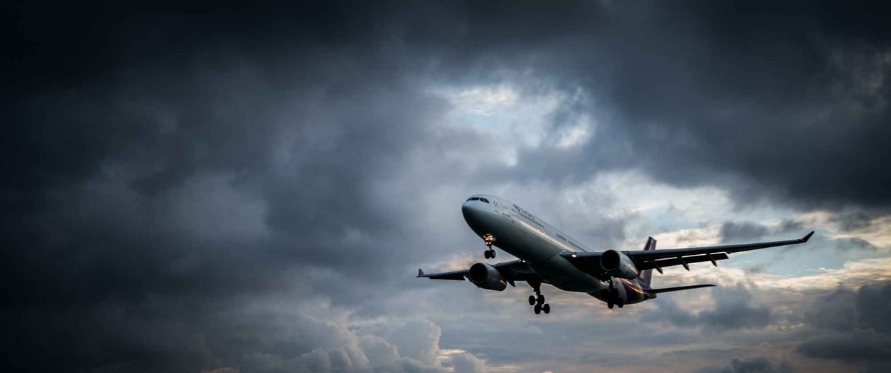 Ein Flugzeug am grauen Himmel: Turbulenzen haben in den vergangenen Jahrzehnten zugenommen.