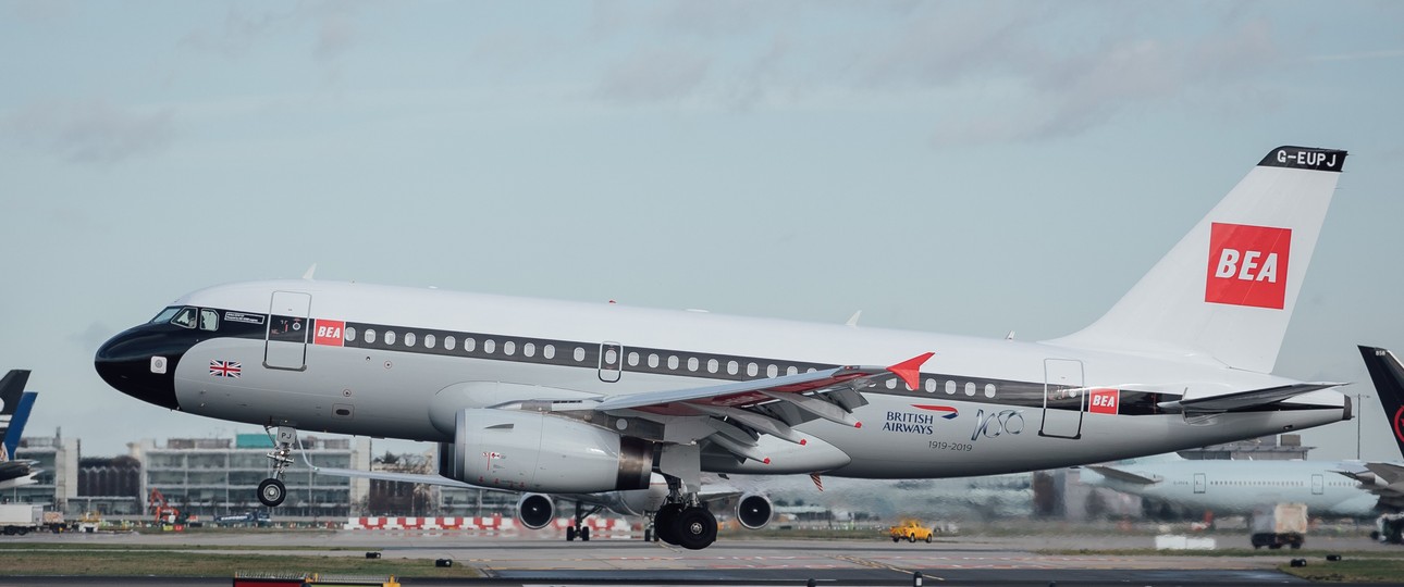 Schlichter, klassischer und sehr eleganter Look: Der Airbus A319 mit dem Kennzeichen G-EUPJ ...