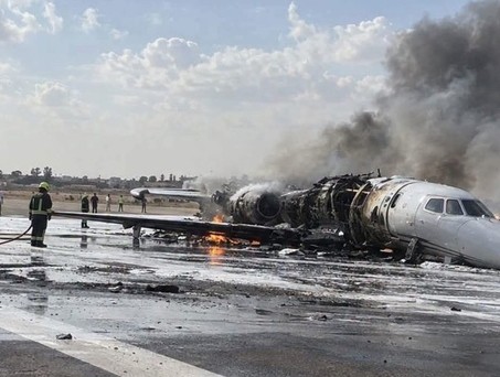 Dei völlig ausgebrannte Cessna Citation in Misrata: Betrunkene Piloten?