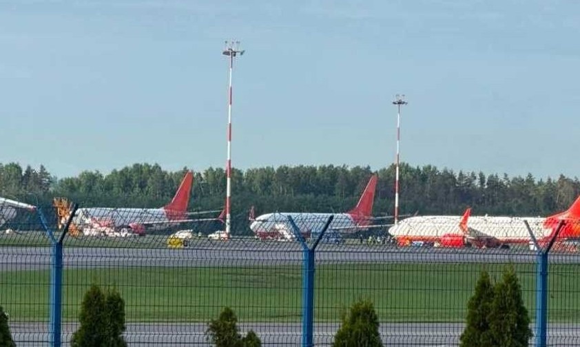 Drei Boeing 737-800 am Flughafen Minsk: Die Flugzeuge flogen zuvor für Sky Up Airlines. 