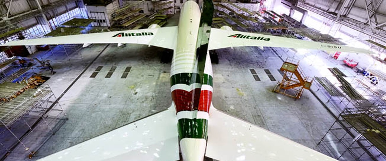 Boeing 777 von Alitalia im Hangar: Die Langstrecken machen die Airline interessant.