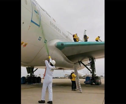 Dort machen sie sich an der Boeing 777 zu schaffen.