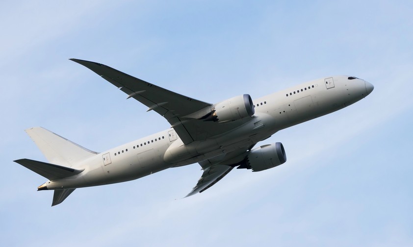 Boeing 787-8 im Flug: Der Dreamliner könnte bald zu Frachtflugzeugen umgerüstet werden.
