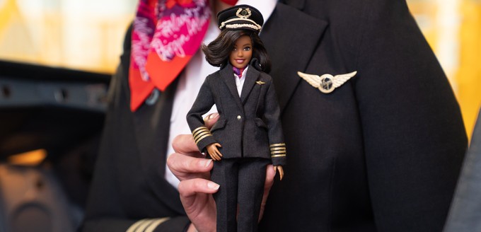 Die Uniformen der Barbiepuppen entsprechen bei Pilotin und Ingenieurin den reellen Arbeitskleidungen von Virgin Atlantic.