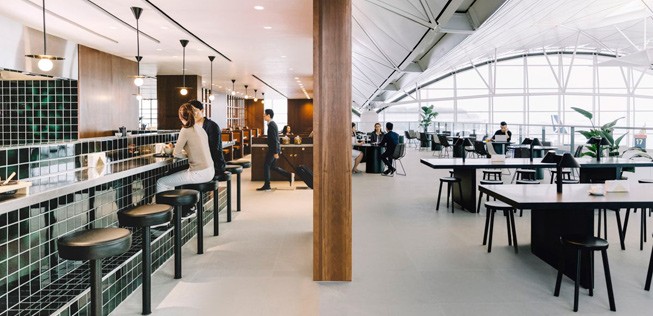 Die Lounge am Flughafen Hongkong bietet Sitzgelegenheiten für 180 Passagiere.
