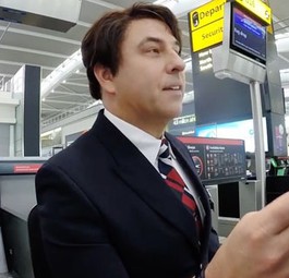 Wenn der Mann am Check-in skurrile Fragen stellt