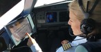 Pilotin im Lufthansa-Cockpit: Die Gehälter steigen.