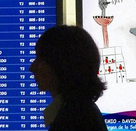 Anzeigetafel auf spanischem Flughafen: Ryanair kürzt Angebot.