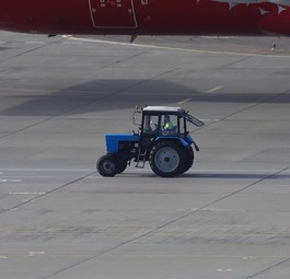 Blauer Traktor am Flughafen Novosibirsk: Drei Flugzeuge mussten durchstarten. 
