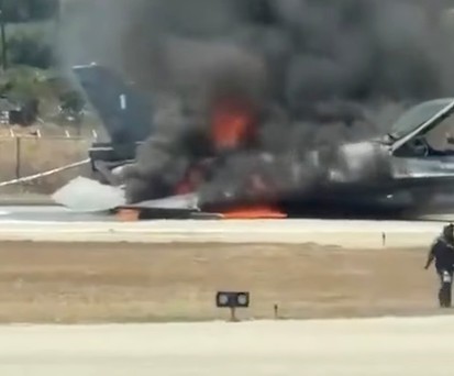 Die brennende General Dynamics F-16 in Zakynthos: Der Pilot blieb unverletzt.