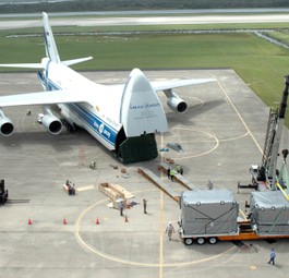 Die Antonov An-124 wurde von Chefdesigner Viktor Tolmachev entworfen.