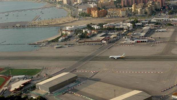 Rang 8. Gibraltar: Eine Straße führt über die Piste. Anflug über den berühmten Felsen von Gibraltar.