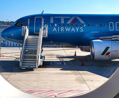 Blick auf einen Airbus A320 von ITA Airways: Bald gehört die Fluggesellschaft ganz zu Lufthansa Group.