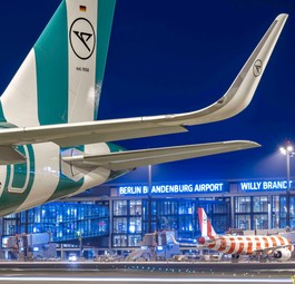 Zwei Condor-Flugzeuge am BER: Der Ferienflieger setzt die Flüge im Sommer nach Dubai aus.