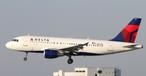 Airbus A319 von Delta Air Lines bei der Landung: Wurde von einem Feuerwerkskörper getroffen.