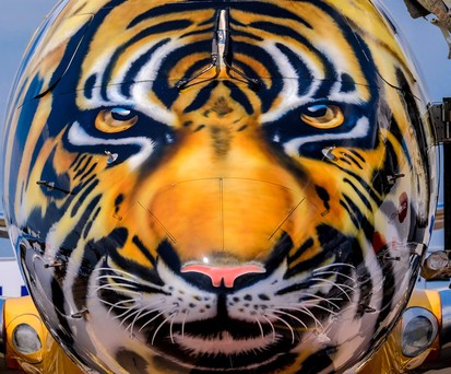 ... einem Tiger schickte der brasilianische Flugzeugbauer seinen neuen Jet auf Werbetour.