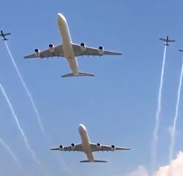 Zwei Airbus A340 im spektakulären Formationsflug