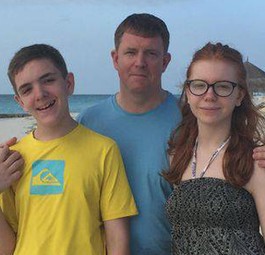 Grace (rechts) mit ihrem Vater und ihrem Bruder: Zum Glück gab es ein Happy End.