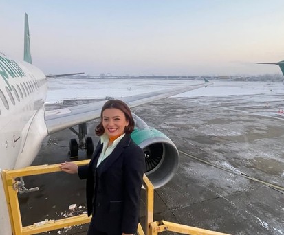 Flugbegleiterin vor dem Airbus A319 von Carpatair: Neu in der Flotte.