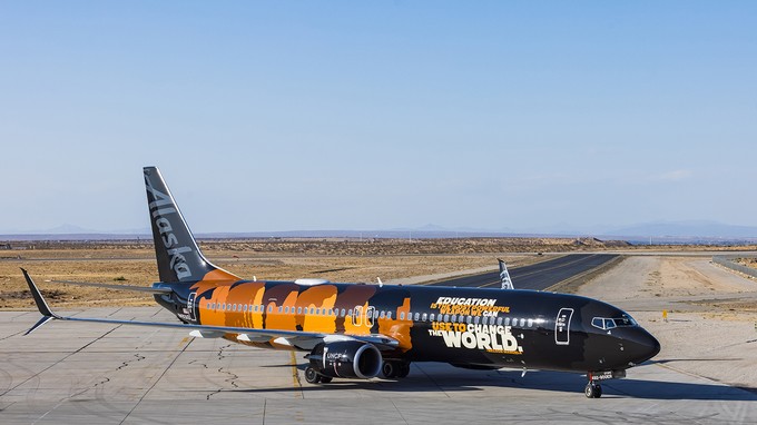 Die neue Lackierung auf der Boeing 737: In schwarz-orange-braunen Farben kommt der Jet daher.