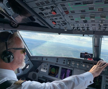 Claus Harder im Cockpit: Viel zu tun auf dem Weg nach Faro.