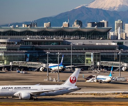 Flughafen Tokio-Haneda mit dem Fuji im Hintergrund: Japanische Airlines sollen sich bei Inlandsflügen künftig abstimmen.