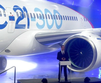 Am 8. Juni 2016 war es soweit: Premierminister <span class="st">Dmitri Medwedew</span> enthüllte die erste gebaute Irkut MS-21.