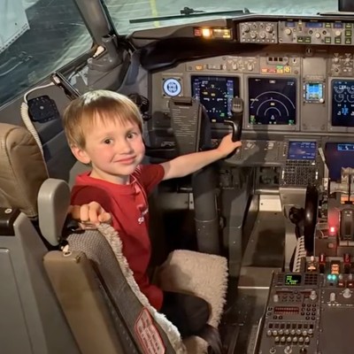 Der Junge mit seiner Schwester im Cockpit einer Southwest-Boeing: Er wurde vim Airlinechef eingeladen.