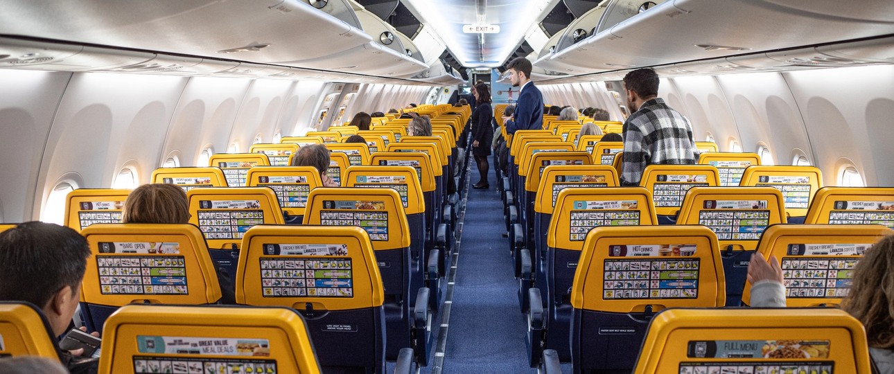 Kabine von Ryanair: Die Airline erhebt in England eine Gebühr, wenn man neben seinen Kindern sitzen will.
