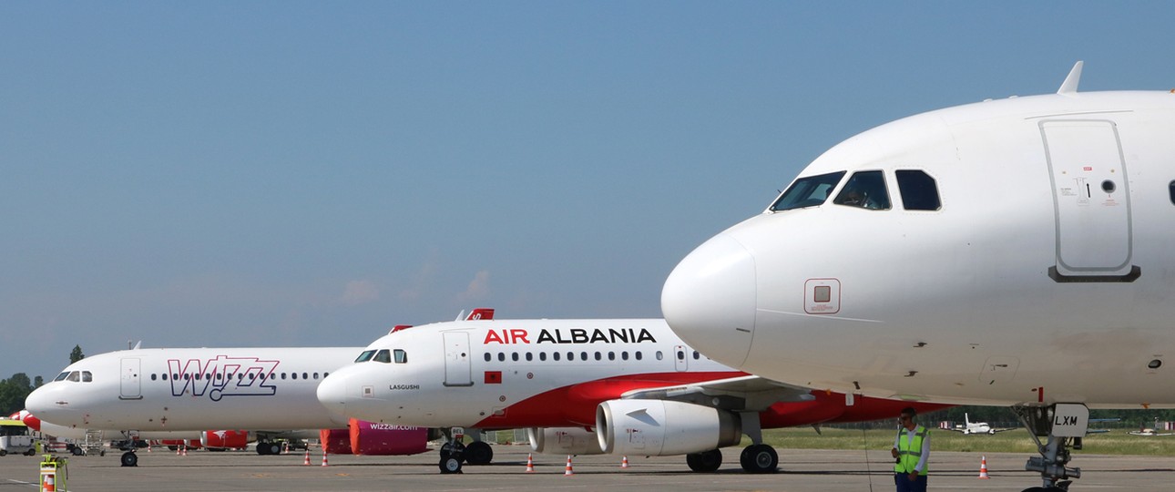 Flugzeuge am Tirana International Airport: Ausbau geplant.