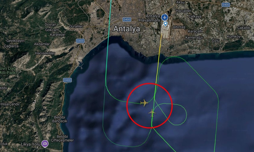 Zur Erstellung dieses Bildes haben die beiden Flugverläufe übereinander gelegt, als visuelle Annäherung: Von links kommt der Jet-2-Flieger, von unten der Tui-Jet.