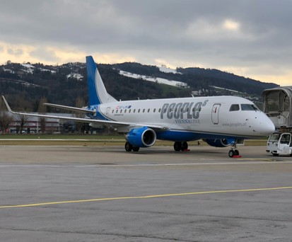 People's schrumpft auf ein Flugzeug
