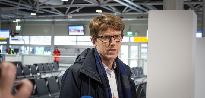 Engelbert Lütke Daldrup, Geschäftsführer der Berliner Flughafen Gesellschaft, erklärt im Flughafen Berlin-Schönefeld die geplanten Ausbau-Maßnahmen für den zukünftigen BER