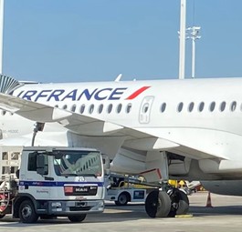 Betankung eines Air-France-Fliegers: Die Gruppe will die EU-Ziele übertreffen.